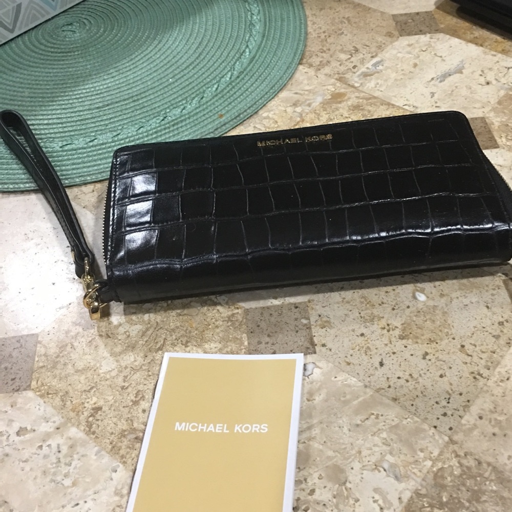 BRAND NEW Michael Kors wallet purse with strap